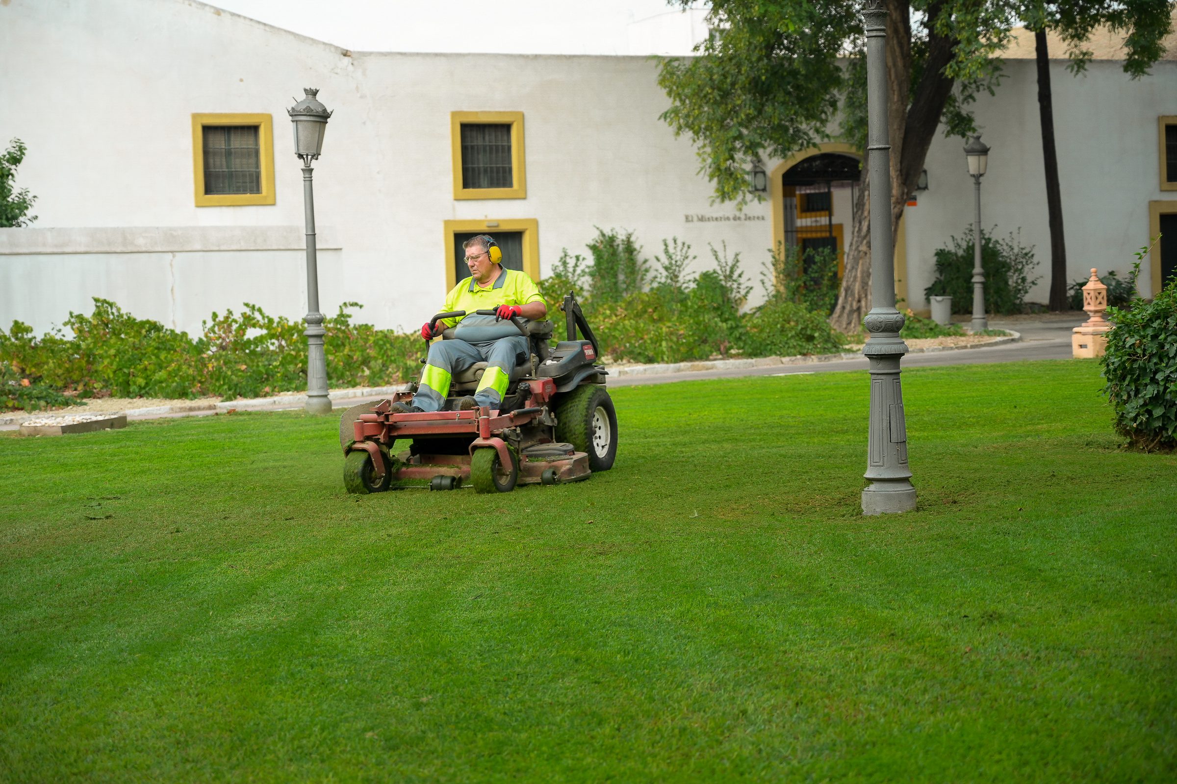 Equipo de Natura trabajando en zonas verdes
